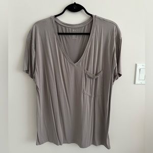 Kyte Women’s Relaxed Fit V-Neck in Mushroom